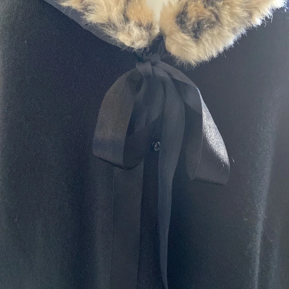 White Stag Black Sweater with Leopard Detachable Collar